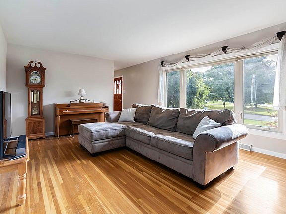 5th image of 572 Grantchester St