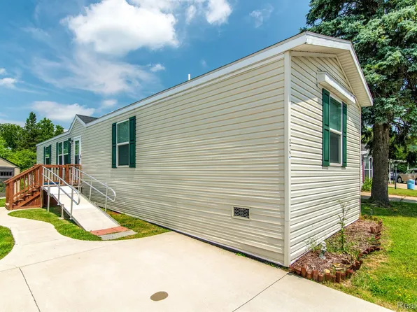200 Flicker St, Rochester, MI 48309