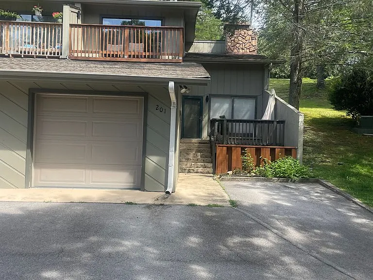1900 Ridgecrest Dr #201 — Photo 32