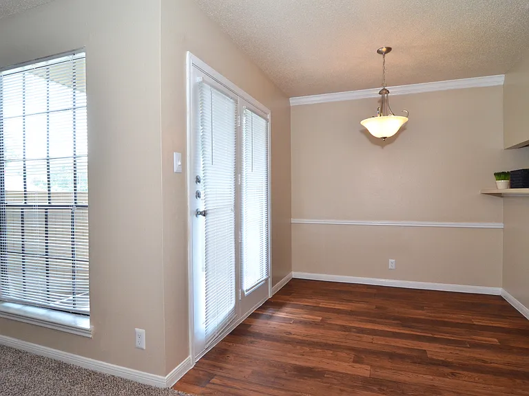 Woodbridge Crossing Apartments — Photo 17