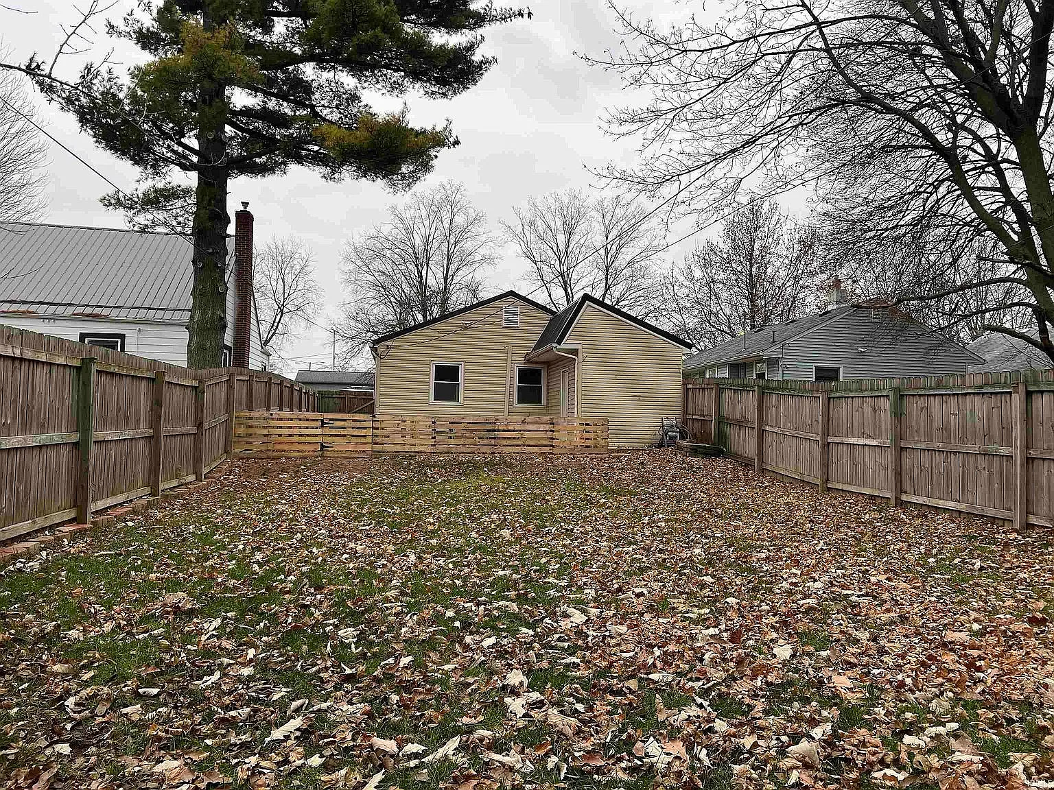 3 bed, 875 sqft, $1,300 — Photo 2