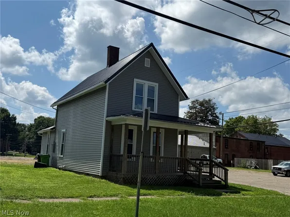 327 Locust St, Coshocton, OH 43812