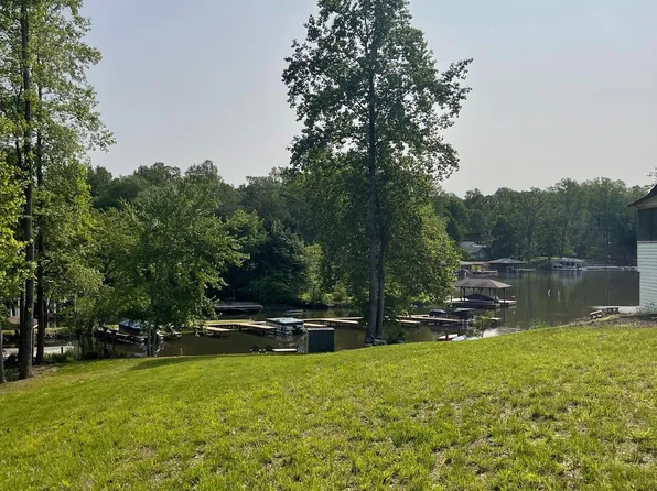 312 N Lakeshore Dr, Louisa, VA 23093