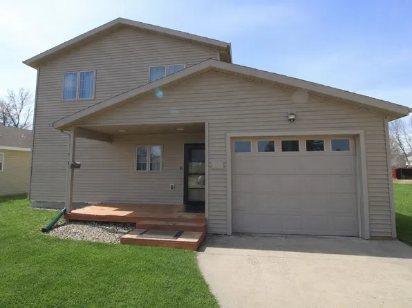 609 11th St NW, Minot, ND 58703