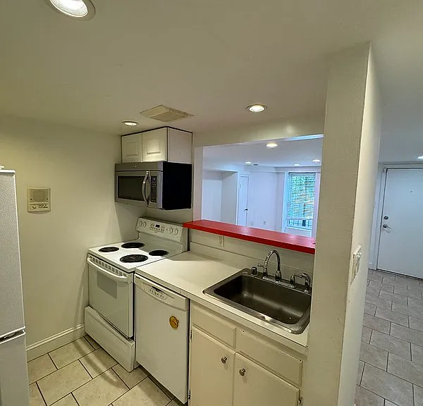 706 7th St SE #B1 — Photo 3