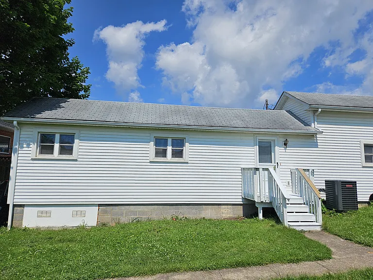 208 E Main St — Photo 3