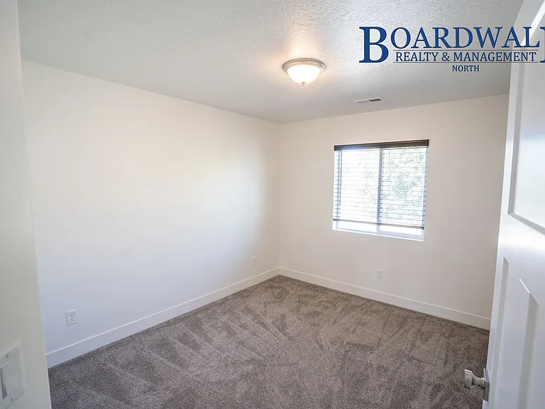 440 E 1625 N — Photo 10