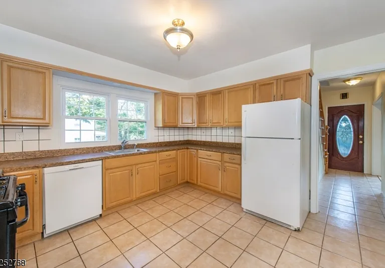 19 Center Ave — Photo 16