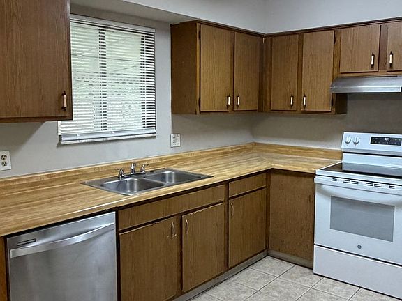 5th image of 2425 W Oak St