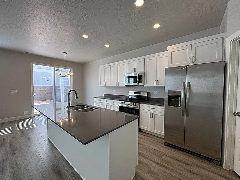 1073 S 4380 W — Photo 2