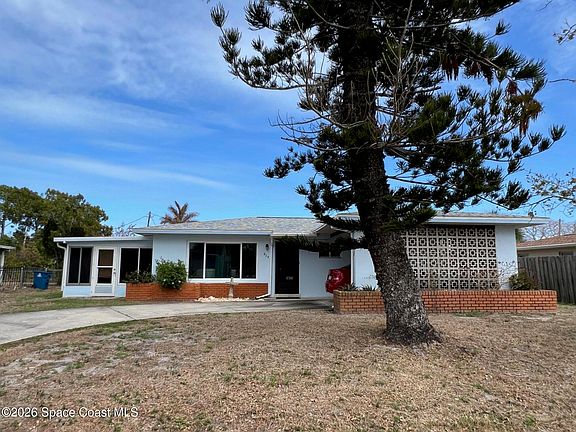 3rd image of 854 Angle St NE