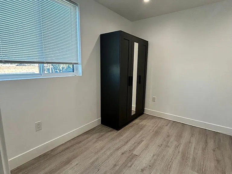 1571 W 37th Pl — Photo 15