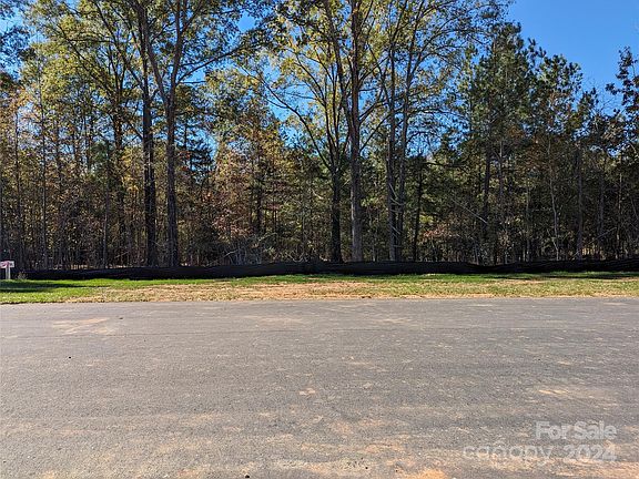 3rd image of 205 Heathland Dr #11