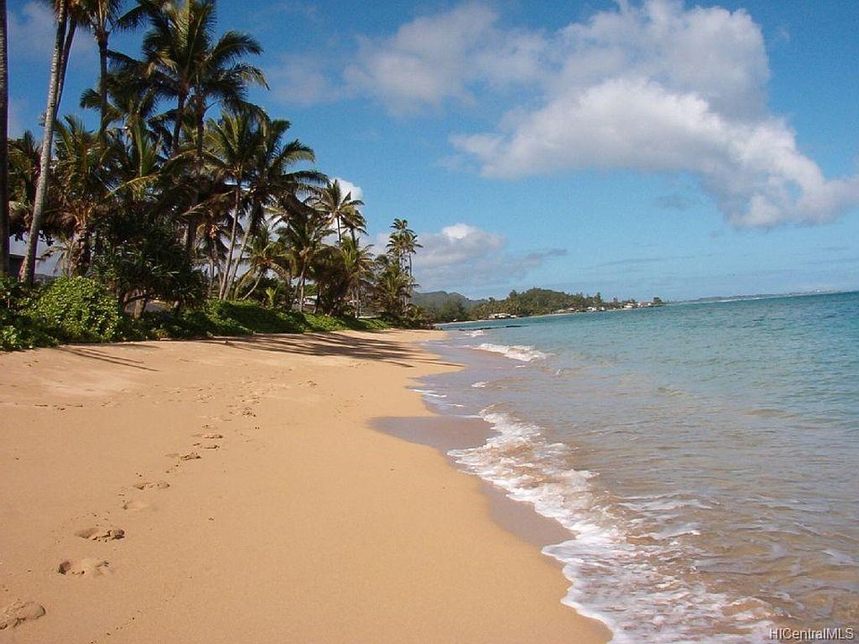Gorgeous beaches in Ka'aawa.