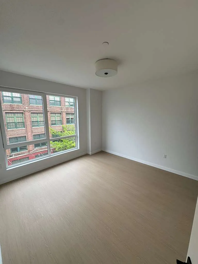 3 bed, 1000 sqft, $3,649 — Photo 3