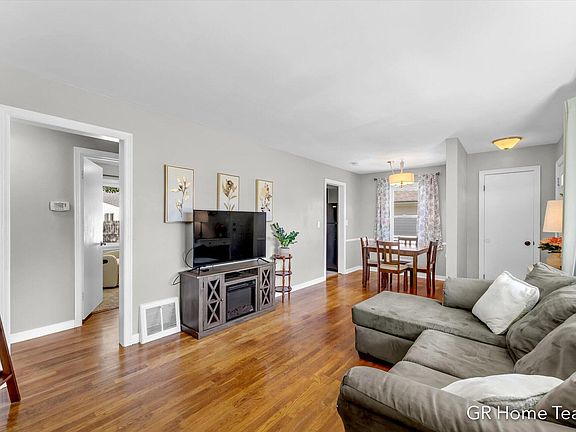 5th image of 1259 Oaklawn St NE