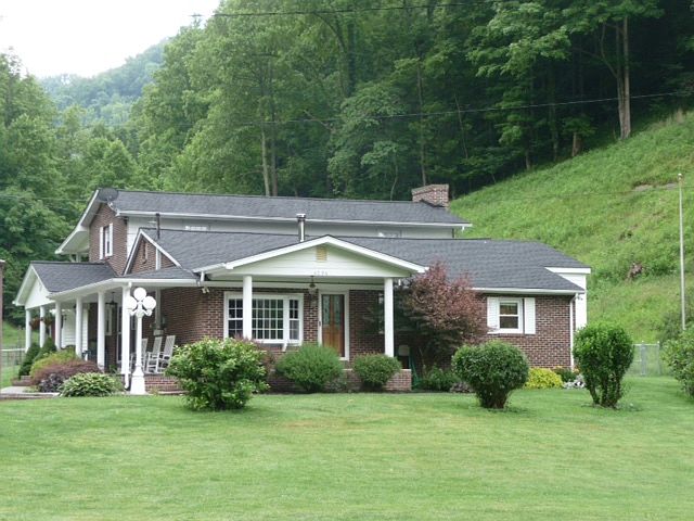 The only home in Max Hollow 