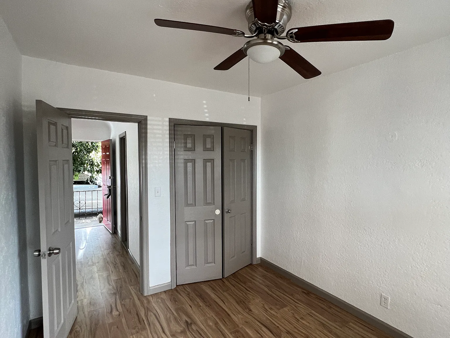 1219 Greenfield Dr — Photo 3