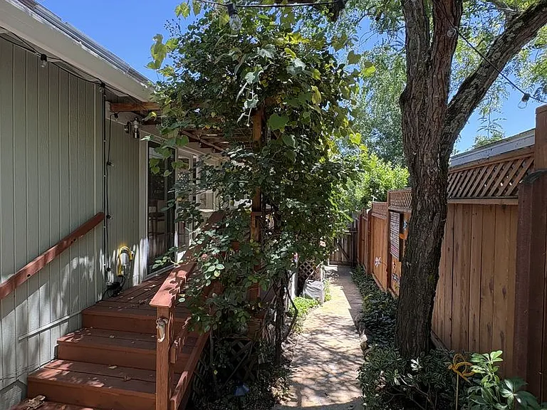 689 Cherry Ln — Photo 23