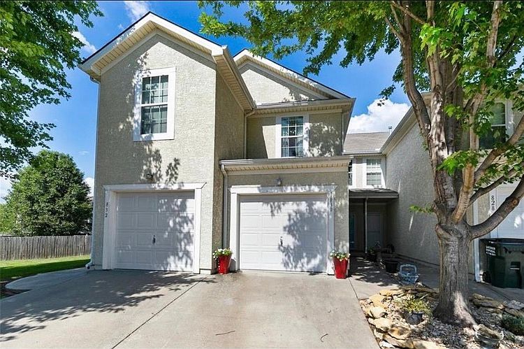 Front of house. Includes single car garage on a cul de sac.