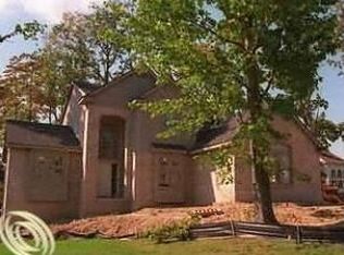 1110 Forest Bay Dr, Waterford, MI