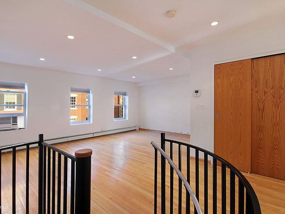 4th image of 110 Waverly Pl APT 3