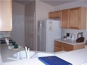 HR3P717OD-kitchen-area