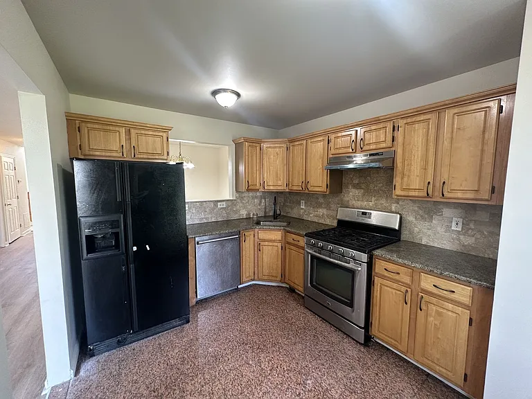 52 Victoria Dr — Photo 4