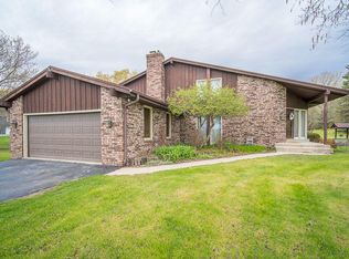 5700 Gray Log Ct, Grafton, WI 53024