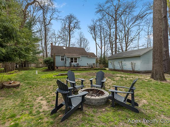 4th image of 2130 Lakeshore Dr