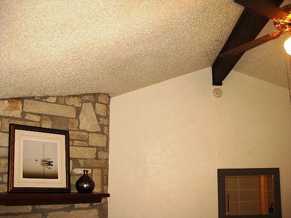 4th image of 401 Edgewood Cir