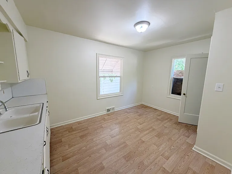 323 Browning Ave — Photo 4