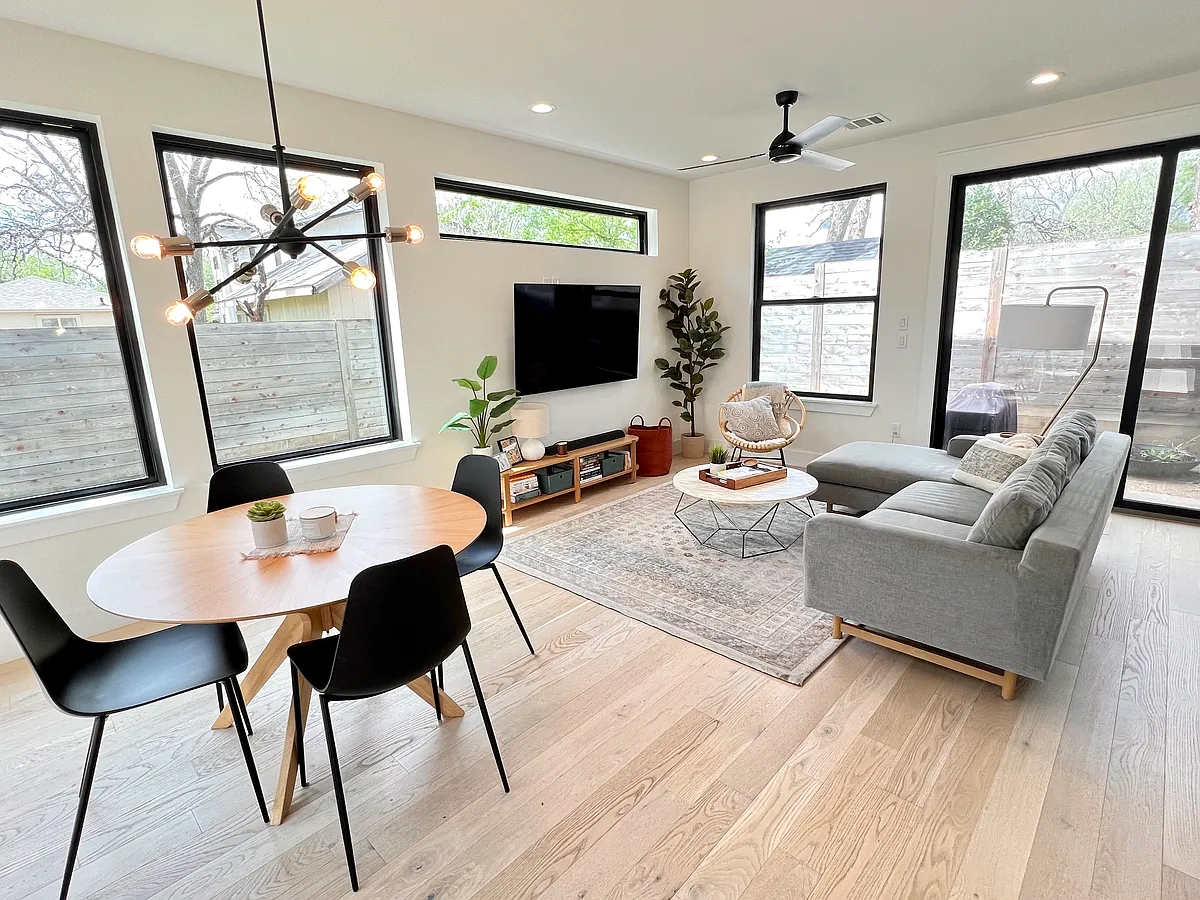 Building Photo - 3303 Govalle Ave #2