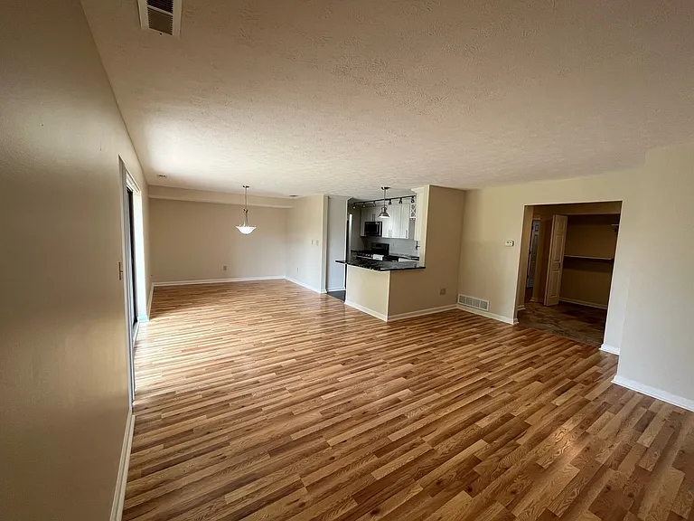 7201-7223 Beacon Hill Dr — Photo 2