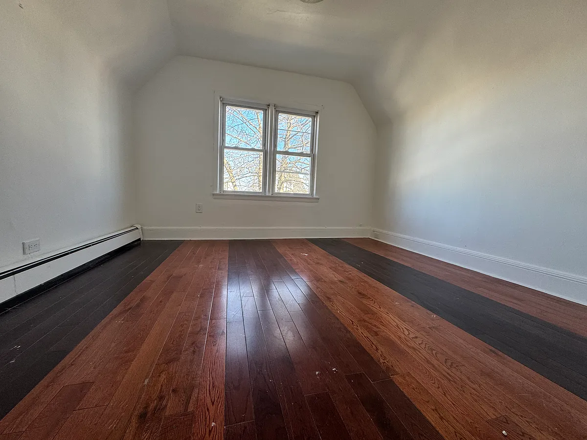 Building Photo - 82 E 18th St #3