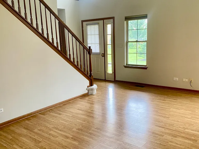 214 Stoneybrook Ln — Photo 3