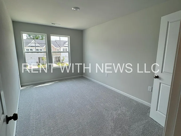 243 Paramount Dr — Photo 17