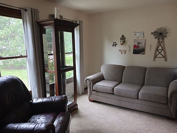 4th image of 419 Badger Dr