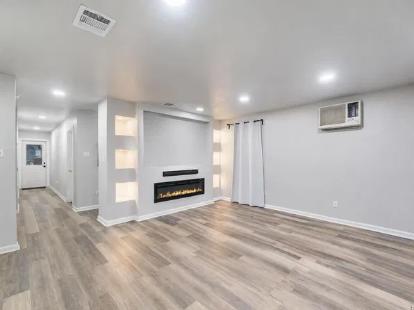 1403 MEADOW GLN, Adkins, TX 78101