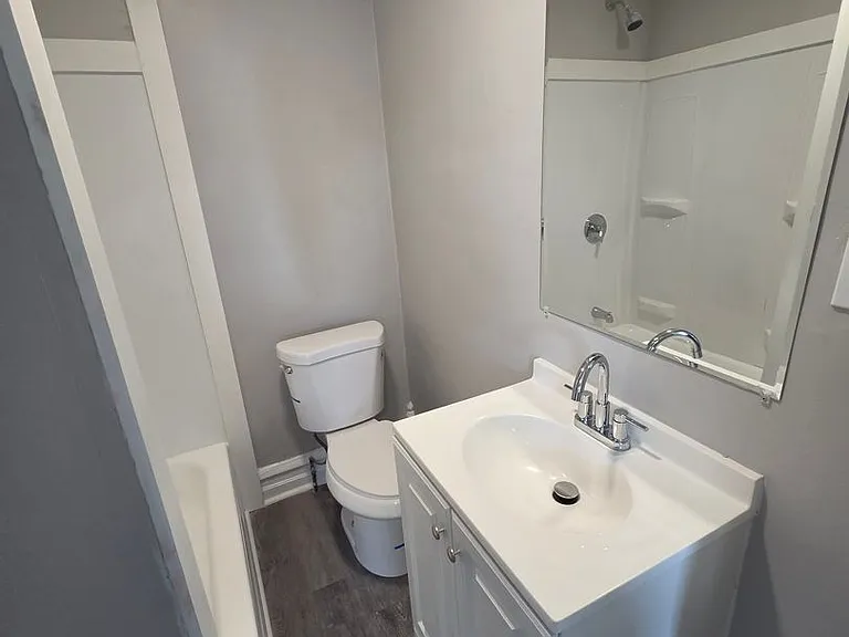 926-928 W Walnut St — Photo 4