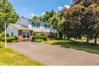 85 Meadowfield Dr, Southampton, PA