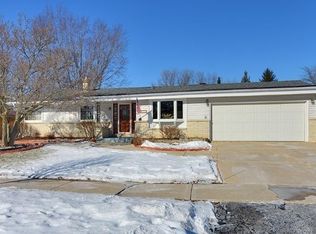 5570 Lakeview Dr, Greendale, WI 53129