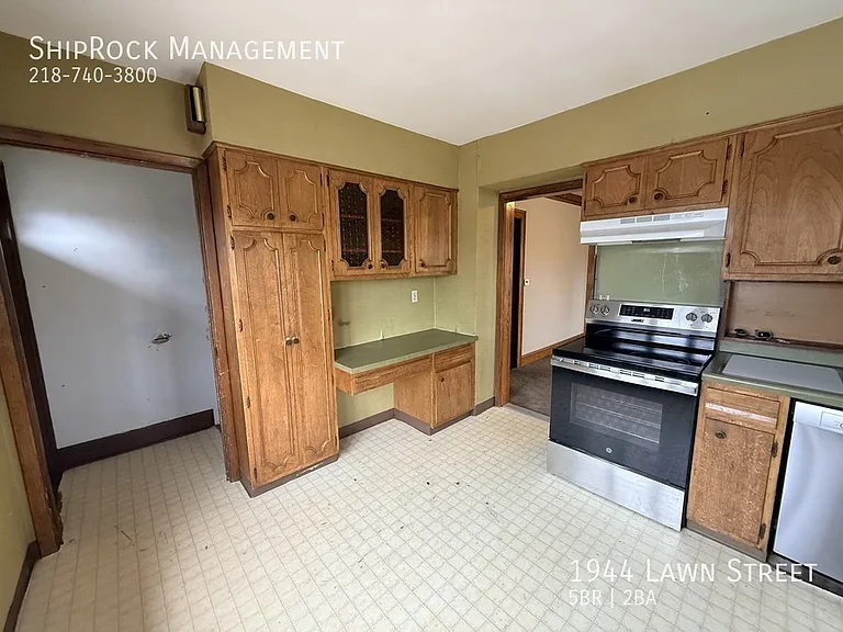 1944 Lawn St — Photo 6