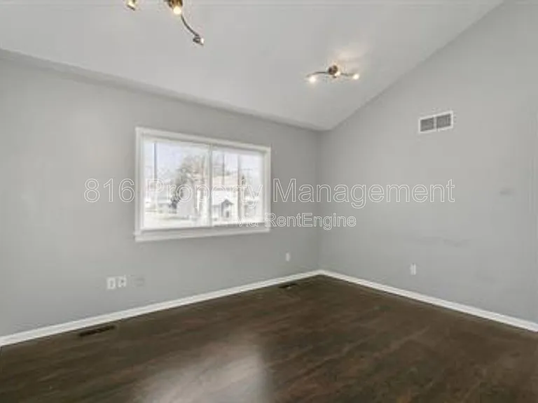 1229 W Hayward Ave #A — Photo 2