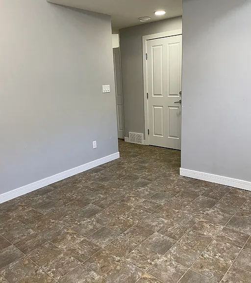 2550 Amerongen Cres SW #1A — Photo 5