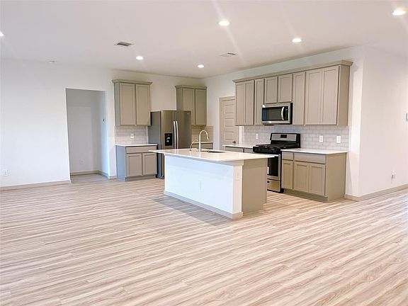 3rd image of 818 Chestnut Knoll Ln