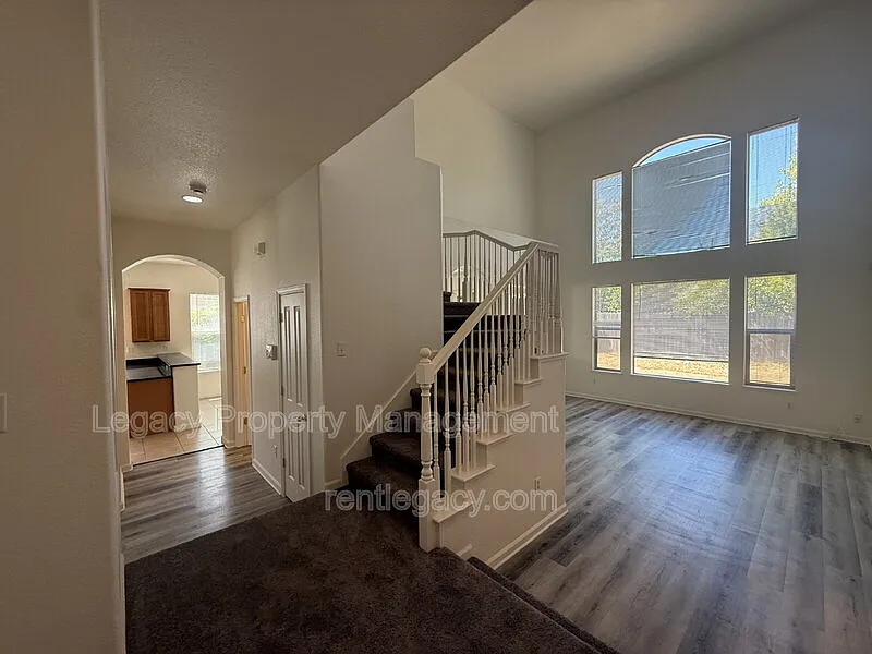 5 bed, 3.5 bath, 2724 sqft, $3,250 — Photo 2