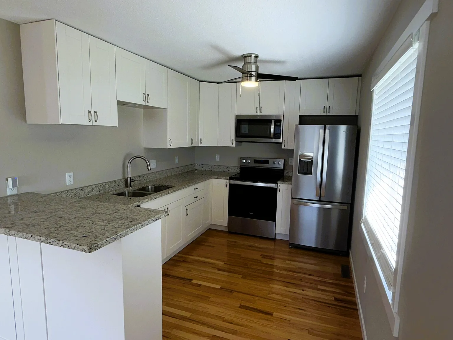 Beautiful two bedroom/two bathroom townhome in Maplewood — Photo 2