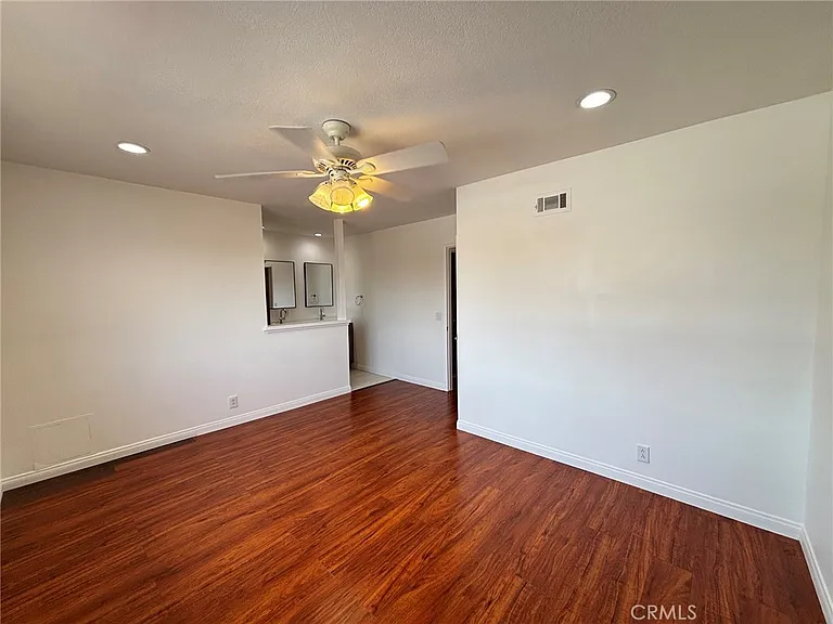 4646 Larwin Ave — Photo 6