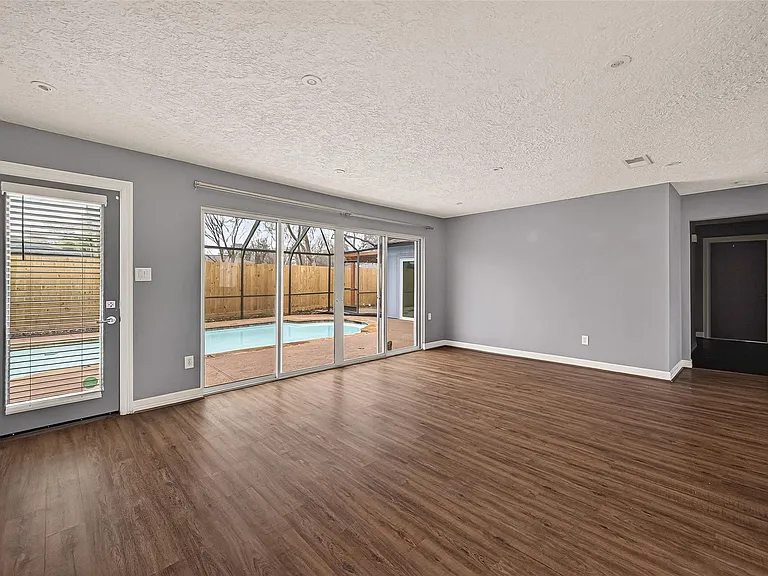 2130 Round Lake Dr — Photo 15